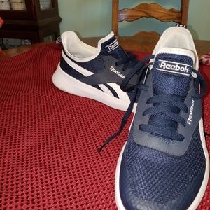 Men's tennis shoes